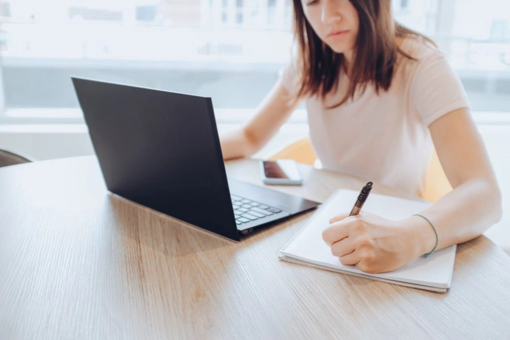 Woman Studying Online Course 1024X683 1