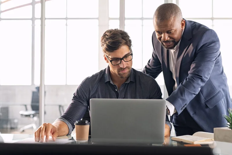 A Leader Working With His Employee 1024X682 1