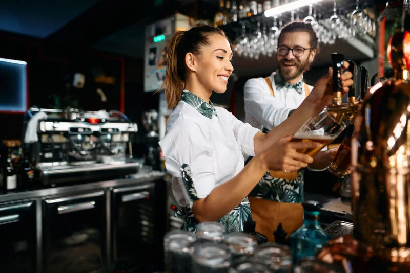 Female Bartender Pouring Beer Draft Beer 1024X683 1