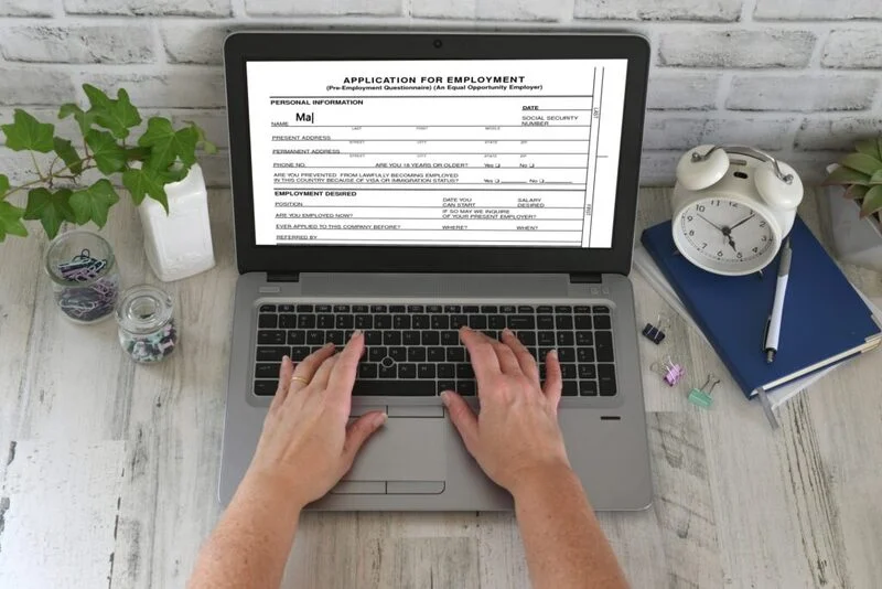 Female Job Seeker Filling Up Details On Her Federal Application 1024X683 1