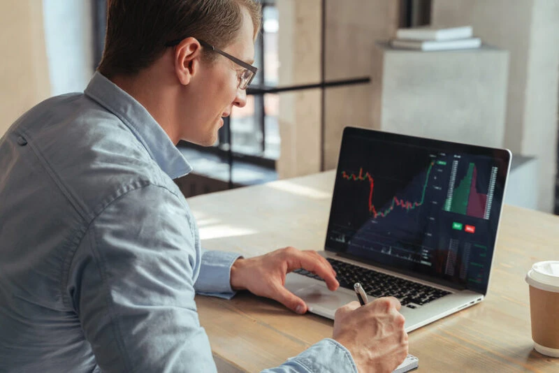 Financial Analyst Making Notes 1024X683 1