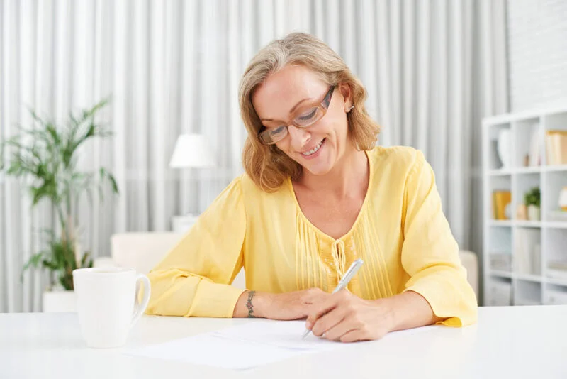 Woman Writing General Cover Letter 1024X683 1