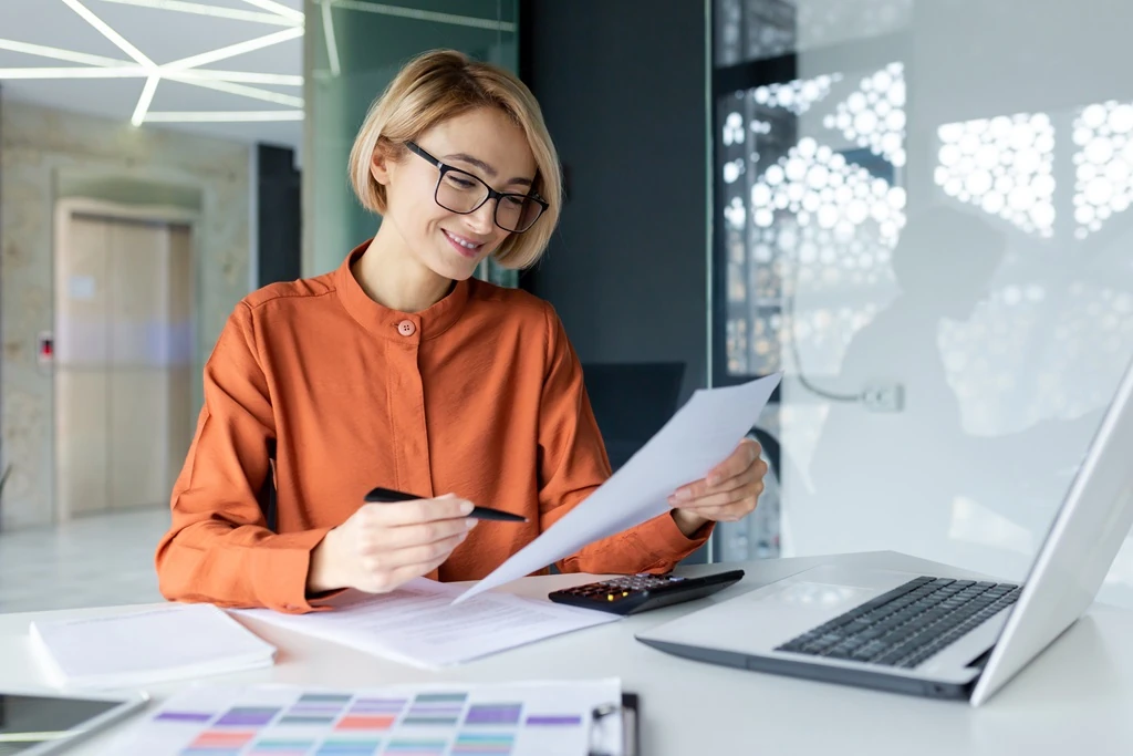 Female Recruiter Satisfied With The Applicants Resume Format