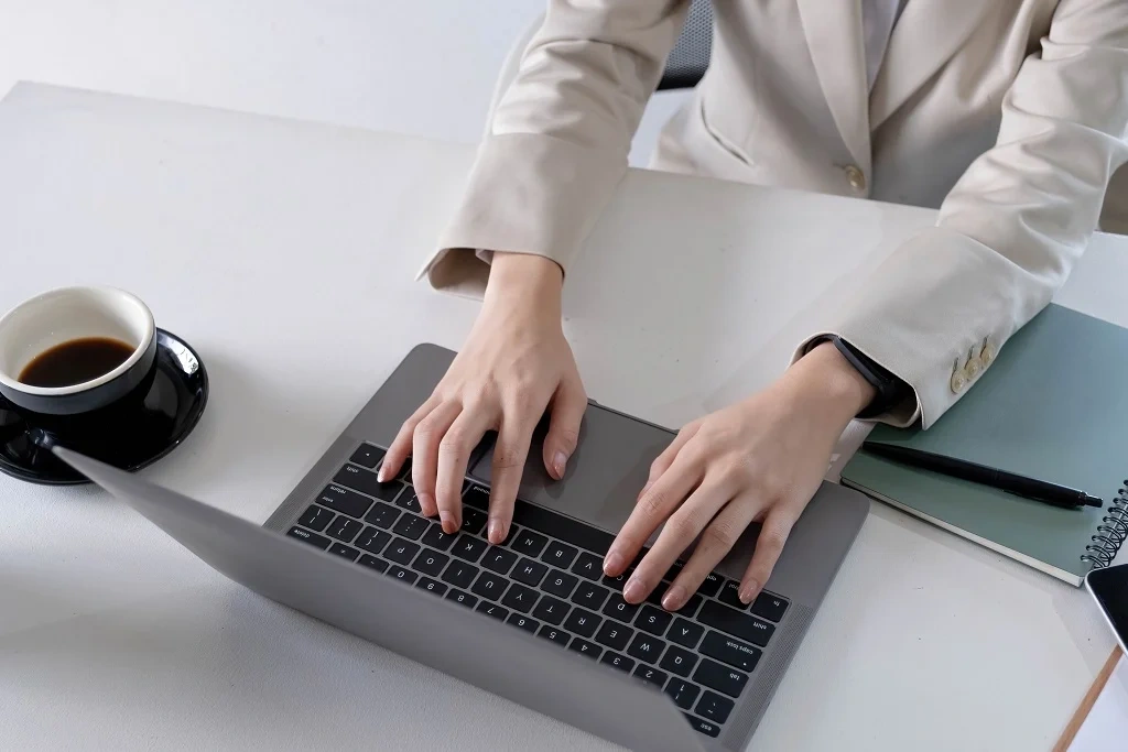 Female Employee Crafting An Effective Opening Statement