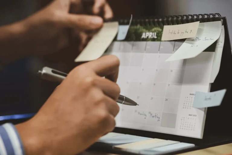 employee planning her hybrid work schedule through a calendar