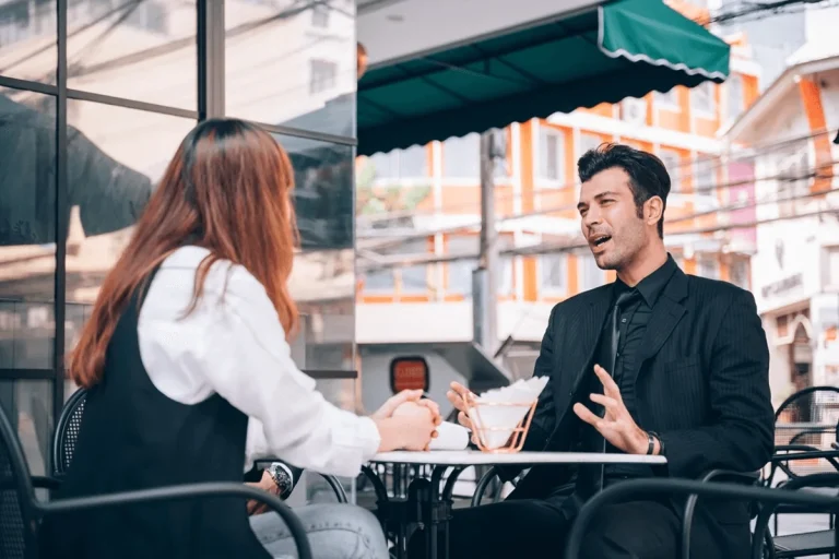 relaxed interview setting between a job seeker and a hiring manager